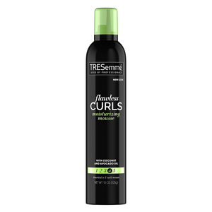 Envase de Mousse Definición Rizos TRESemmé (11 oz) para volumen y control